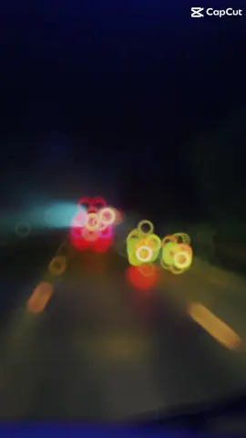 Nhìn các bạn ở SG đi xe máy xuyên màn đêm về quê ngày cận Tết. Mình Nể thật sự Các bạn chịu khó ghê thật Đi 1 đoạn đường dài.chở theo hành lý lỉnh kỉnh Có cả các cặp vợ chồng và con nhỏ còn bồng trên tay.chạy về đoạn Đường Tránh Buôn Hồ có 14° Sương mù dày đặc Các bạn lạnh quá phải dừng lại bên đường để đốt lửa sưởi ấm Có bạn xe bị sự cố.dắt xe đi cả 1 đoạn đường dài. Có bạn đi bị những chốt CA làm khó. Tấc cả chỉ vì 2 chữ Đoàn Viên❤️ Chúc các bạn về nhà an toàn.hạnh phúc.sum vầy.mạnh khoẻ