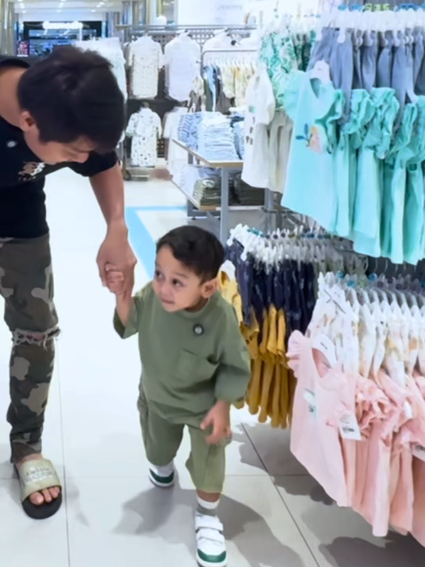 Cie abang L ngasih surprise spesial buat bunda 🤭  #rizkybillar #lestikejora #pompaasi #pompaasirecommended #pompa_asi