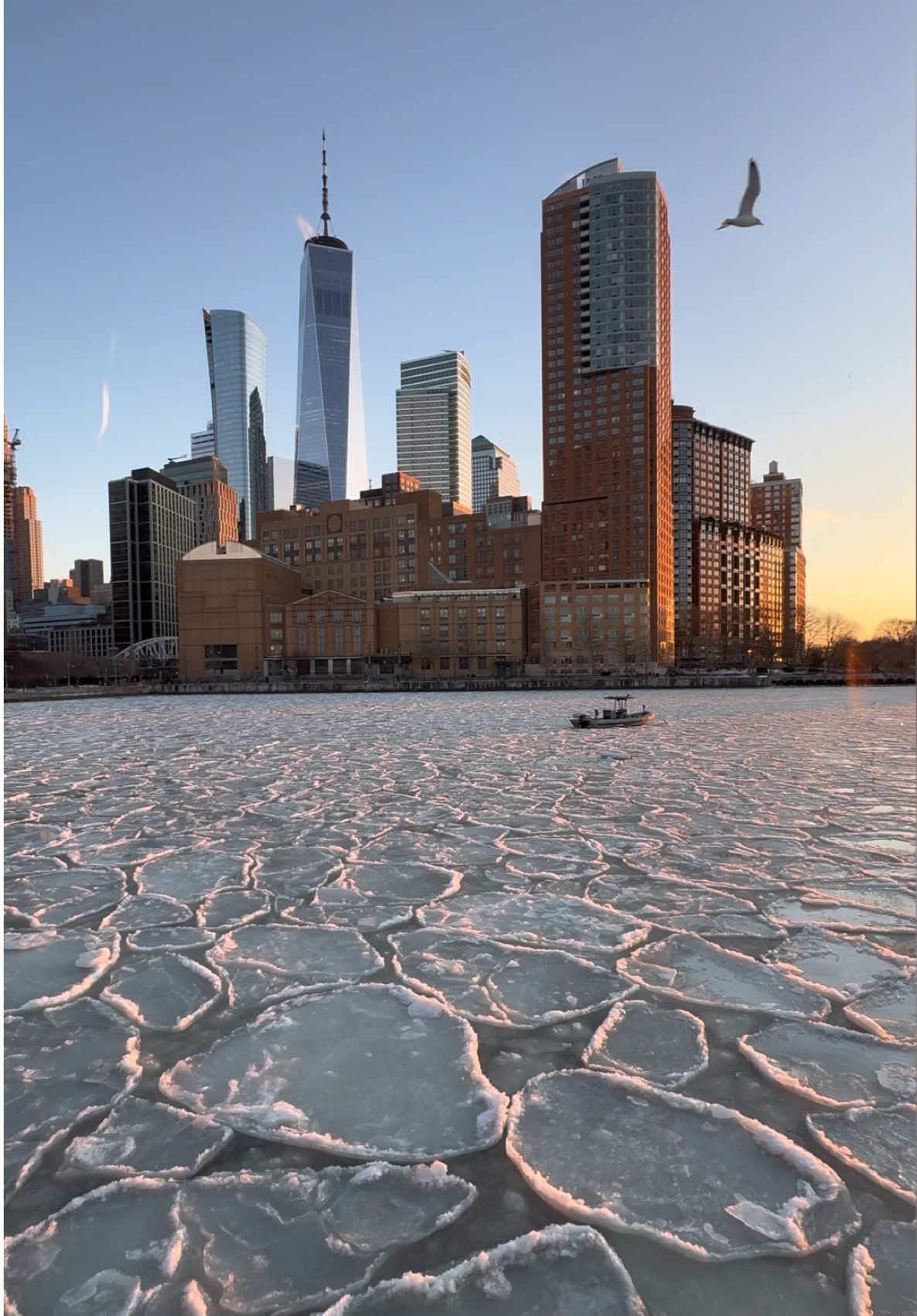Frozen City 🧊❄️ How cold is it in NYC? The Hudson River has partially frozen over! It’s created quite a stunning icy spectacle, with large ice chunks floating atop of the swaying water.  It looks like a scene from a an apocalyptic movie!  Have you ever seen the river like this before? #hudsonriver #frozen #frozennyc #nyc
