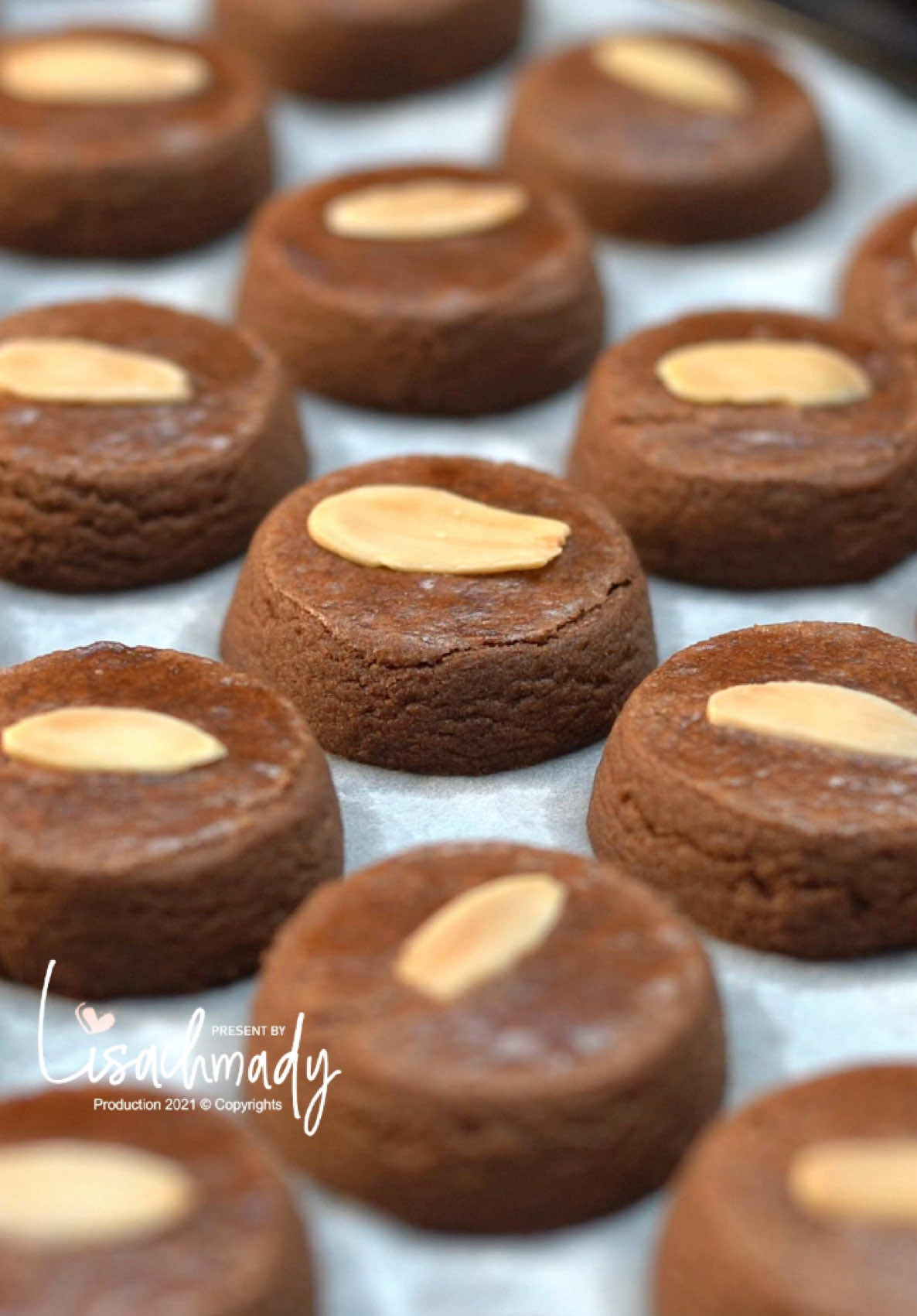 Kue kering lebaran yang satu ini paling banyak peminatnya. Choco Almond Cookies Bahan - 75 gr Coklat Batang = Rp6,376 - 200 gr Margarin = Rp6,000 - 90 gr Gula Halus = Rp2,000 - 1 Kuning Telur = Rp2,000 - 20 gr Susu Bubuk = Rp4,000 - 20 gr Maizena =Rp500 - 15 gr Cokelat Bubuk = Rp3.301 - 270-300 gr Tepung Terigu Protein Rendah = Rp3,939 - Putih Telur secukupnya  - Almond Slice secukupnya = Rp5.000 Total = Rp33,116,- 1 resep jadi 800 gram, bisa di jual kisaran Rp 90,000 s/d 100.000,- Selamat Mencoba  ❇️OVEN LISTRIK 35L - IL335 by @idealifeonline  Kapasitas 35 liter Api atas bawah 900watt Api atas bawah bisa di set sesuai kebutuhan Memiliki Diamond Cavity, suhu panas merata #fyp #fypシ #idealifetestimonial #idealifetestimoni #idealifeonline 