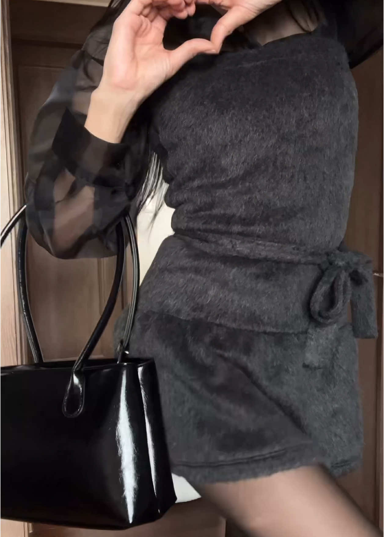 미리 준비하는 사랑스러운 발렌타인데이 코디🍫💝 다가오는 봄 유행 아이템_ 시스루 셔츠 부드러운 소재감이 돋보이는 미니원피스와 함께 러블리하고 감각적인 무드로 발렌타인데이 코디에 도전해보세요🎀🖤 #발렌타인데이코디 #발렌타인데이 겨울코디 #개학준비 #성수코디 #블랙코디 #데일리룩 #릴스추천 #dailylook #무채색코디 #쇼핑몰 #원피스 #겨울원피스 #커플룩 #핀터레스트 #옷코디추천 #코디 #시스루 #시스루셔츠 #핀터레스트코디 #겨울코디 #겨울원피스코디 #데이트룩 #데이트코디