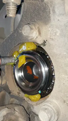 greasing bearing GMC 2004👍😍🔥 #tiktok #2025 #automotive #foryou #asmr #mechanic #fyp #fypシ  #fypシ゚viral #viral 