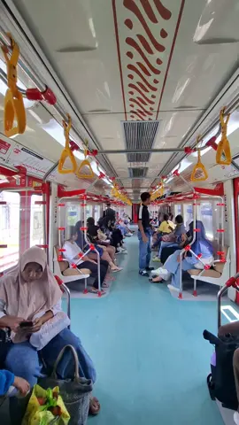Inside Commuter Line 🚠 Vibes di Dalam KRL Saat Perjalanan #StoryMentahan Footage sederhana tapi relatable: perjalanan santai di KRL Jogja - Solo🚊. Suara roda kereta dan pemandangan dari jendela bikin tenang 🌿 #fypシ゚ #Raw #Footage #StoryWA #CommuterLine #InsideTrain #KRL #TravelFootage #RailwayJourney #PublicTransport