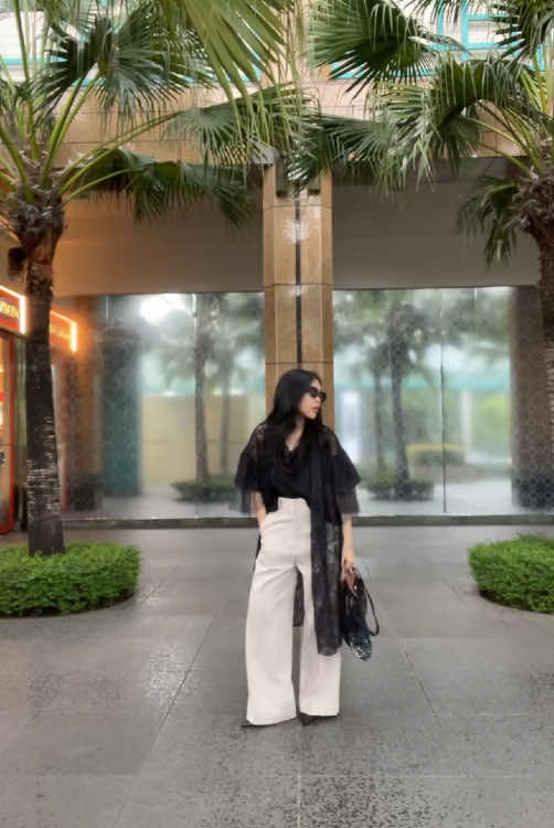 #beraniberkain #berkainbersama #berkainbersamavikana #dress #outer #outerbrukat #outerkondangan #ootdkondangan #ootdkantor #outfitcheck #inspirasifashion 