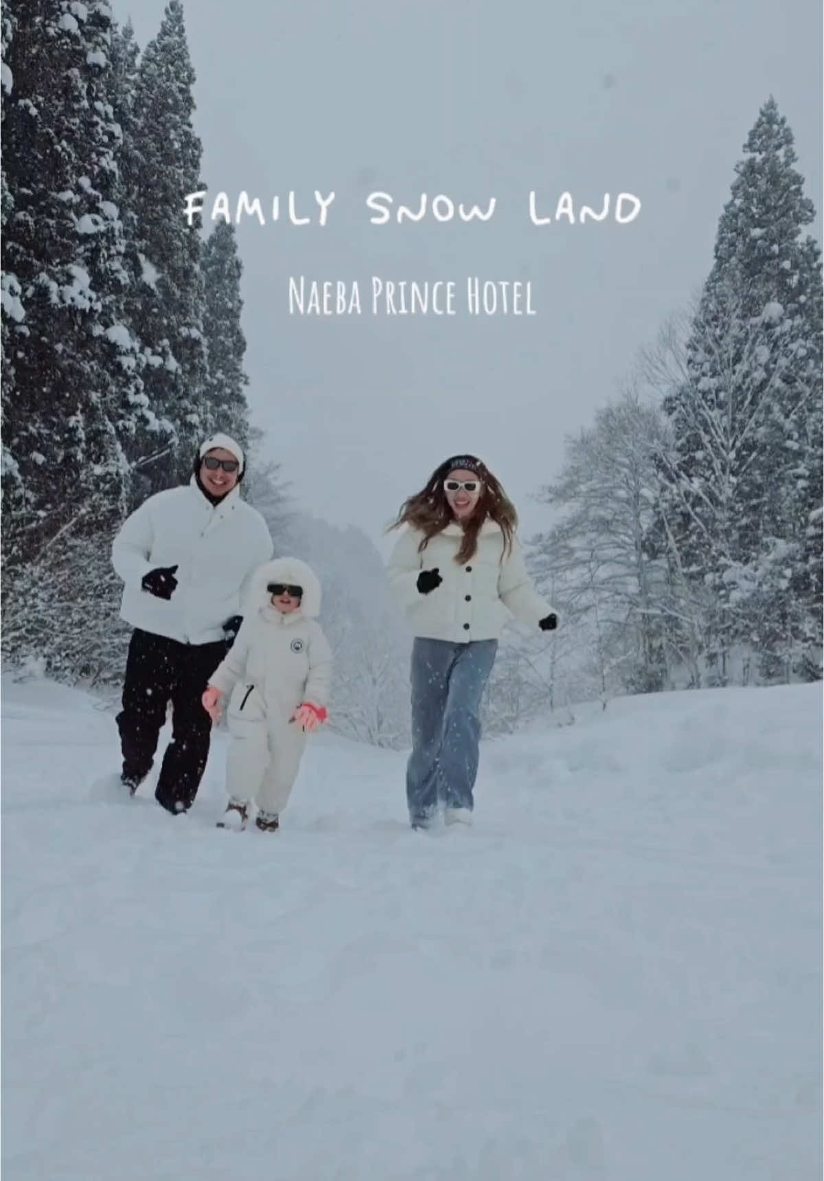 Day 2 •• โซนของเล่นเด็กๆกลางหิมะ 𝗙𝗮𝗺𝗶𝗹𝘆 𝗦𝗻𝗼𝘄 𝗟𝗮𝗻𝗱 ☃️  โดนัทสไลด์สนุกมาก แทรมโพลีนใหญ่ๆ รถไฟหิมะคือมันส์สุด 🎉 #เมื่อคืนหิมะตกหนักมาก  กลางคืนอากาศ -12 องศา😱 ตื่นเช้า เปิดม่านออกมาดู โอ้โห !!! ยืนช็อคอยู่แป๊บนึง  แต่ใดๆคือ มีมนุษย์เล่นสกีหลายชีวิต สู้ชีวิตกว่าเรามาก  มาเล่นแต่เช้ากันทุกคน นี่เลยแบบ เอาวะ !!!  ตกหนักแค่ไหนก็ต้องออกละป้ะ เรามาเพื่อจะเล่นหิมะอยู่แล้ว 😆 ✨ ตื่น 10 โมง ใส่ชุดอวกาศพร้อม 555+ ลงไปกินข้าว 11 โมง แวะร้าน Edelweiss ตรงแถวเชคอิน สั่งพิซซ่า สลัดมาทาน อร่อยมาก ปกติวีซ่าไม่ทาน ยังกินไม่เลิก กรอบ อร่อย แนะนำเลย วิวที่นั่งสวย มองไปเห็นหิมะฟูๆ 🌨️ 🎿 12.00 น. เริ่มเข้า family Snow Land  ตั๋วรอบบ่ายเริ่มเวลานี้ จะถูกลงมาหน่อย  ผู้ใหญ่ ¥1000 เด็ก ¥1500 ( 12.00 น. - 16.00 น. ) บ้านเราชอบตื่นสาย เวลาและรอบนี้เหมาะที่สุด  😅  บ้านไหนที่จะเล่นตั้งแต่เช้า มีตั๋วแบบ 1 วัน หรือ 2 วันด้วยนะ  เขาเปิด 9.30 น. - 16.00 น. วันธรรมดา  วันเสาร์ และ วันหยุดนักขัตฤกษ์ เปิดถึง 16.30 น.  ( แปะค่าตั๋ว รายละเอียดเพิ่มให้ในเม้นน้า ) 👍🏻 สนุกแค่ไหน ให้ดูจากคลิปที่เพิ่งลงไปก่อนหน้าเลยค่ะ 😊 ของที่มีให้เล่นในนี้  ก็คือ . . .  ❄️ #โดมสีแดงคือเทมโพลีน เอาไว้ให้เด็กกระโดดใหญ่มาก ผู้ใหญ่ก็เข้าไปเล่นได้เหมือนกันนะคะ  เป็นที่หลบหิมะอย่างดีด้วย ❄️ #โดนัทสไลด์ อันนี้พลาดไม่ได้สนุก วีซ่าเล่นไป 10 กว่ารอบได้ มีทางเลื่อนลากขึ้น ไม่เหนื่อยค่ะ  ❄️ #ถาดเลื่อน จักรยาน หลายอย่าง ให้เล่นสไลด์ลงมาได้ แต่วันที่เราไปหิมะตกหนักมาก สไลด์ไม่ลงค่ะ 55555 มันไม่ลื่น เลยได้เล่นแค่โดนัทสไลด์  ❄️ #ที่ปีนป่ายแบบไม้ มีเชือกให้ห้อยโหนเล่น ❄️ #บ้านหลังเล็กๆ ให้เด็กเข้าไปวิ่งเล่น ❄️ #ชิงช้า เล่นสนุกดีเหมือนกันค่ะ ❄️ #เครื่องหมุนโดนัท ให้ไปนั่งเล่นแล้วก็หมุนเป็นวงกลม ❄️ #อุปกรณ์เล่นหิมะ ไม่ต้องพกมาแบบบ้านเรานะคะ 5555 ที่นี่มีเพียบเลย เอาไว้ปั้นเป็นตุ๊กตาหิมะหรือรูปสัตว์อื่นๆ ❄️ #ห้องพักผ่อน อันนี้เอาไว้หลบหิมะ หรือไปแต่งตัวได้ ห้องนี้อุ่นค่ะ ไปนั่งรอลูกเล่นก็ได้ สำหรับเด็กเล็กมีเบาะรองคาน คอกกั้นให้ด้วยนะคะ เสียดายไม่ได้ถ่ายมาให้ดู  🧊 “ 𝗦𝗻𝗼𝘄 𝗧𝗿𝗮𝗶𝗻 “  ปิดท้ายด้วย ไฮไลท์ ที่ไม่เล่นไม่ได้ แต่รอบเดียวพอ !!! 😂 ลากเราขึ้นไปบนเนินเขา แล้วก็เหวี่ยงๆๆๆ ให้หิมะสาดใส่หน้าเราเล่นๆ และความเร็วทำให้หนาวมาก จนกรี้สสส พ่อต้นนั่งหลังสุด คือ อ้วกแทบพุ่ง 555555 ส่วนวีซ่า ไม่ต้องพูดถึง ” #เอาอีกๆๆๆ #วีซ่าชอบเอาอีกๆ “ 😅  ตั๋วแยกนะคะอันนี้ 1 รอบ ¥1500/คน , 3 รอบ ¥3600/คน       เล่นเหนื่อยๆ เดินออกไปซดอุด้งร้อนๆ food Truck ข้างๆได้ แล้วค่อยเข้ามาเล่นใหม่ อร่อยมาก บ้านเรากินกัน 2 วันติด 😂      ตั้งใจมาที่นี่ เพราะชอบตรงนี้แหละ อยากพาวีซ่ามาเล่น แล้วลูกก็เล่นแบบสู้หิมะมาก ไม่บ่นหนาวสักคำ เล่น 4 ชั่วโมงเต็ม ไม่มีพัก หิมะตกหนัก ยิ่งชอบ สมใจแล้ว ตกแบบสะใจมาก คอมพลีทแล้วทริปนี้ ☃️😊        ปิดจบวันด้วยการ ขึ้นห้องเปลี่ยนชุด ไปแช่ออนเซ็นอีกเหมือนเดิม อาบน้ำ สระผมที่นั่นพร้อม แวะกินข้าว แล้วน๊อนนนนน 😴 ** #แนะนำเด็กๆ เรื่องการแต่งตัวให้อุ่น ช่วยให้ลูกเล่นหิมะได้ทนมาก แนะนำชุดแบบนี้เลย ขนเป็ด + บุขนอีกชั้น ในชุดเดียวกัน กันน้ำด้วย วีซ่าไม่ได้ใส่หลายชั้นมากเลยค่ะด้านใน แต่เอาอยู่ กับอากาศ -4 องศา ลมแรงด้วย ** หิมะวันที่ถ่าย 15/1/68 ม.ค. ตกหนักฉ่ำๆเลยค่ะ ** ฟางจองโรมแรมนี้นะคะ Naeba Prince Hotel  👉🏻 https://www.trip.com/t/Do4DlLRPJO2 #DekzafamilyxTokyo2025 🇯🇵 #naeba #tokyo #japan #เที่ยวญี่ปุุ่น #Ueno #เด็กซ่าDekza 5Y10Y