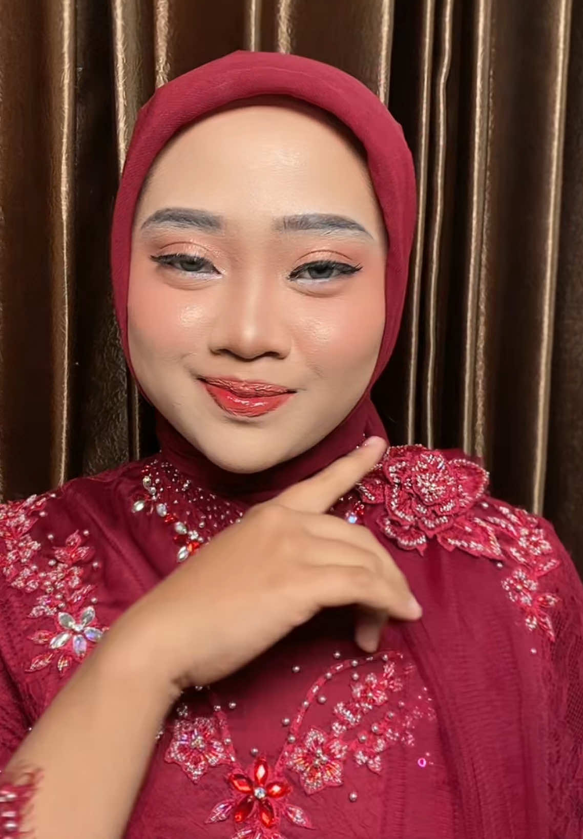 jangan salah MUA gais, mbak makeup keliling siap mempercantik mu di hari spesial, info pricelist harga bisik bisik #fyp #fypdongggggggg #makeupartist #muagresik #muasurabaya #muasidoarjo #mualamongan #makeup #muamurah #opencollab #muse #model 