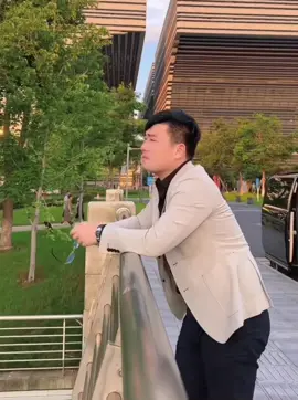 我从不期待任何节日，节日确实是能让人开心快乐，能让人伤心，能让孤独的人更加孤独，一个人走在空无一人的大街上，不是滋味万家灯火没有一处是我的归宿！一个人过年#婚姻情感 