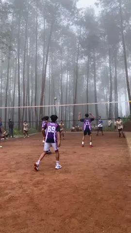 pov : lapanganmu di pucuk gunung🥶 #sukavoli #goldenvolleyball 