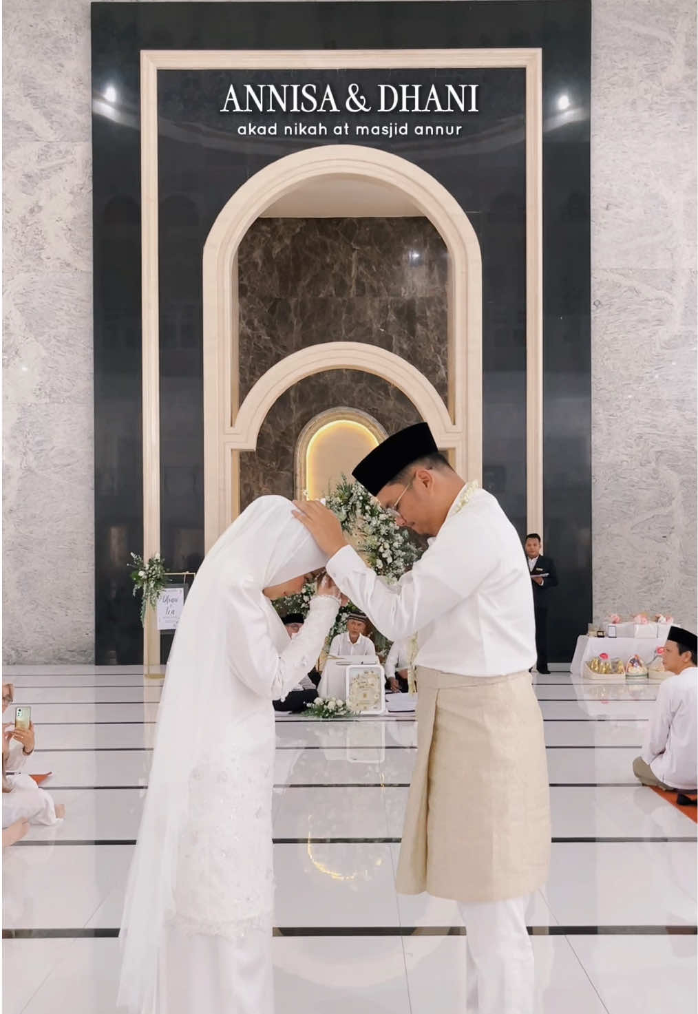 Akad nikah yang sakral dan penuh hikmat di Masjid An-Nur menjadi saksi bersatunya Icha dan Dani dalam ikatan suci pernikahan. 🤍✨ Dalam suasana penuh kasih, senyum, dan haru, dua hati kini resmi menjadi satu. Semoga perjalanan baru ini dipenuhi berkah, cinta, dan tawa yang abadi. 💍❤️ MasyaAllah, momen yang begitu indah untuk dikenang selamanya #SandyakalaOrganizer #WeddingDream #vendorterbaik #sandyakalaorganizer #weddingorganizersurabaya #weddingorganizersurabayamurah #weddingorganizersurabayasidoarjo #weddingorganizersurabayabarat #wosurabaya #wosurabayamurah #wosurabayabarat #wosurabayasidoarjo #weddingorganizersby #wosby #wosbymurah #weddingorganizermuslim #weddingorganizermuslimsurabaya #weddingmuslim #weddingmuslimmodern #weddingmuslimsurabaya #weddingmuslimahsurabaya #weddingmuslimahindonesia #venuesurabaya 