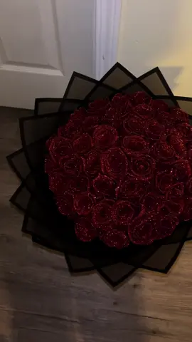 Diamonds on his eyes 😍 #glitterroses #glitterbouqet #bouquet #ValentinesDay #teamwork 