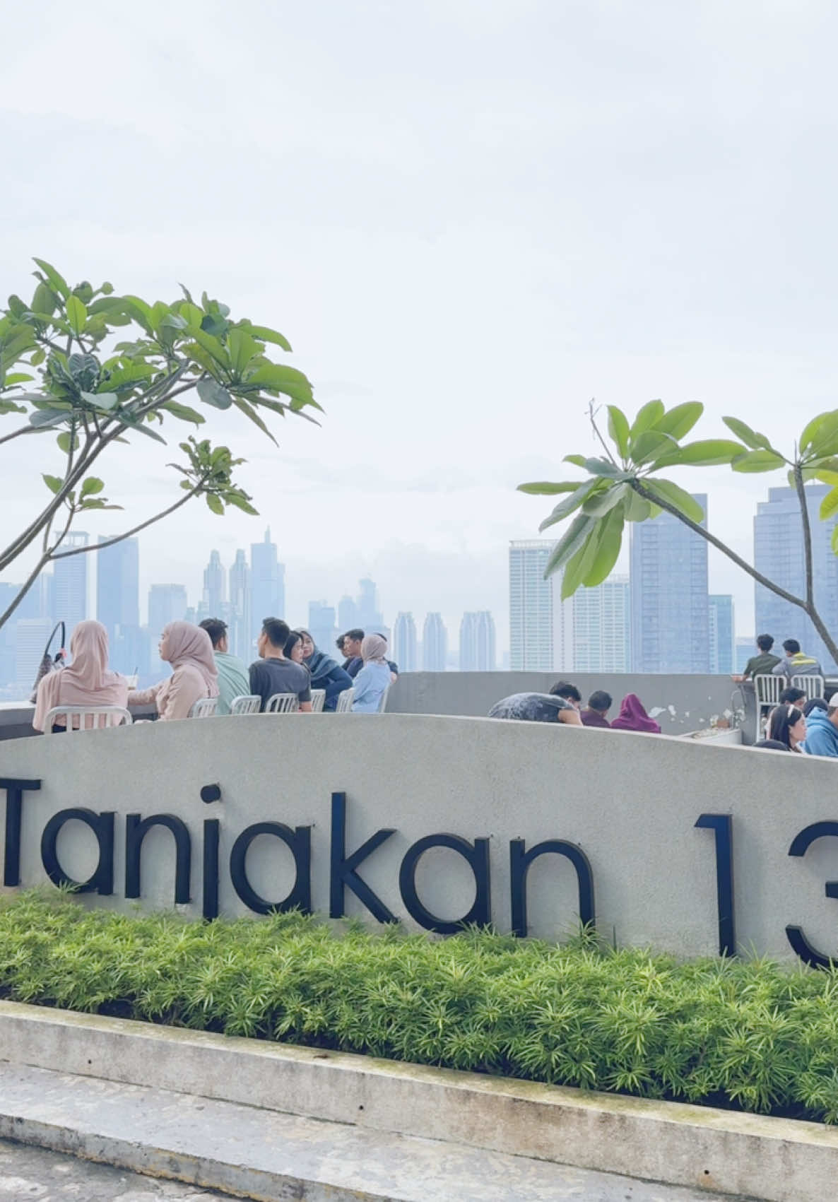 Spot bengong sunset di Jaksel. View nya best banget #jaksel #coffeeshopjakarta #tanjakan13kuningancity #rooftopbar 