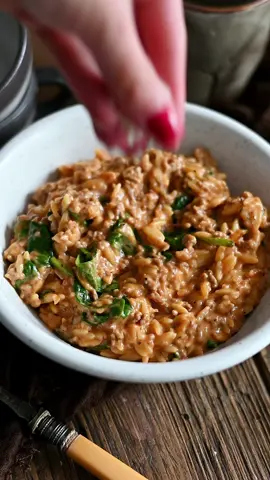 Makaron orzo z mięsem mielonym 😍 szybko, pysznie i prosto - czyli tak jak lubicie! 🤌🏻💪🏻 Składniki: 500 g mięsa mielonego wołowego  1 mała cebula 4 ząbki czosnku  1/2 łyżeczki ziół prowansalskich  1/2 łyżeczki słodkiej papryki (można zamienić na ostrą) 230 g nieugotowanego makaronu orzo  250 g sosu pomidorowego lub pomidorów w puszce  180 ml bulionu wołowego  240 g śmietanki 30% lub ewentualnie mleka  45 g parmezanu  50 g szpinaku  1. Mięso mielone podsmaż na oleju przez 5 minut. 2. Dodaj posiekaną cebule i smaż kolejne 5 minut.  3. Dodaj czosnek, przyprawy i nieugotowany makaron orzo. Wymieszaj i chwile podsmaż. 4. Wlej sos pomidorowy, bulion, śmietankę  i zagotuj. Po tym zmniejsz ogień i gotuj jeszcze około 10 min co chwile mieszając.  5. Na sam koniec dodaj parmezan i szpinak. Wymieszaj i zostaw całe danie na 3-4 min. Dodaj sól/pieprz do smaku i ponownie dokładnie wymieszaj.  #obiad #jedzenie #gotowanie #przepis #szybkiobiad