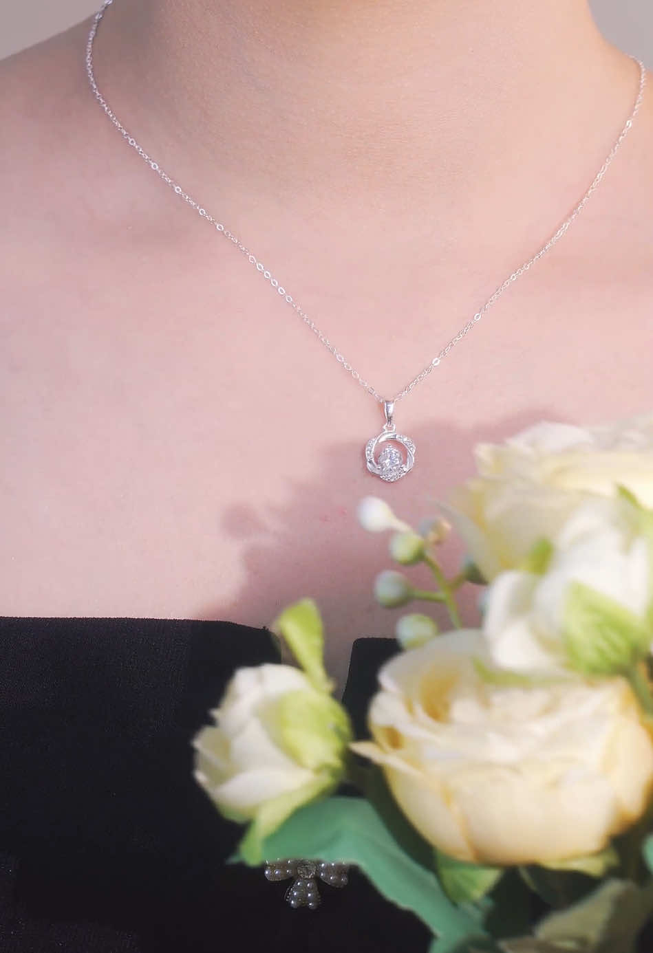 Tặng cậu đoá hoa hồng nhỏ xinh, mong cậu luôn toả hương và kiêu hãnh như loài hoa xinh đẹp này vậy🌹🥰 #tleejewelry #daychuyenbactlee #lactaybactlee #trangsuc #khuyentaibactlee #nhanbactlee #trangsucbac 