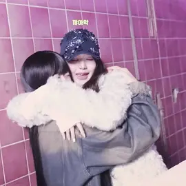 In love with the bts of this hug🫶 #annyeongz #ive #kpop #kpopfyp #trending #hug #cute #wonyoung #yujin 