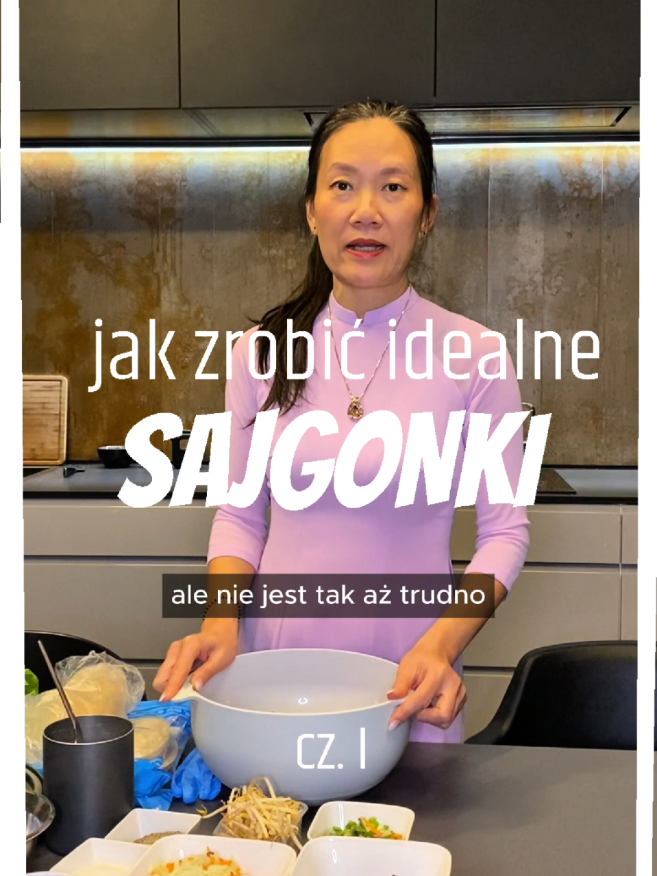 Dzień dobry 😊! Zapraszam do przygotowania ze mną Nem! Czyli ulubionej przekąski Polaków! Sajgonek 🥢 Zaczynamy od doboru typowo wietnamskich składników – mięsa, warzyw, sosu rybnego. Następnie, zawijamy całość w papier ryżowy, a potem smażymy na złoty kolor, aż będą chrupiące i pyszne! 😋  Idealne na przekąskę, imprezę lub jako obiad, jeśli nie jesteście bardzo głodni! Koniecznie podajemy z sosem o którym opowiem w ostatniej części!🌶️ Zrobicie Nem u siebie w domu? Będzie mi miło jeśli dacie znać w komentarzu i podzielicie się efektem końcowym! 👨‍🍳👩‍🍳 #Przepis #Sajgonki #KuchniaAzjatycka #GotowanieWDomu #vietmamkagotuje #barthanhha 