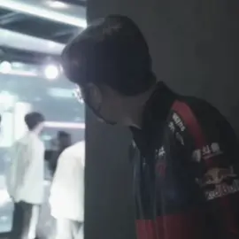 :Em cũng từng là cậu nhóc 18t đứng ở một góc nhìn theo hình mẫu lí tưởng của mình mà nhỉ! Nhờ có tuyển thủ Nuguri mà đã giúp chúng ta có 'Zeus' của hiện tại, em không trở thành bất kì ai mà em trở thành chính em, là 'Zeus' và duy nhất chỉ có thể là 'Zeus'. #zeus #choiwooje #최우제 #xh 