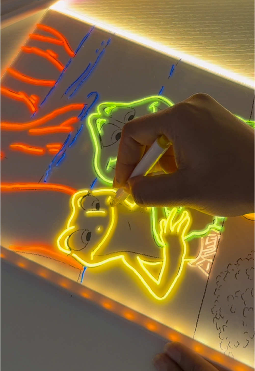 ✨ Illuminez votre créativité ! ✨ Découvrez cette magnifique plaque LED lumineuse personnalisable ! 🎨💡 Écrivez, dessinez, effacez et recommencez autant que vous voulez. Parfait pour : 🖌️ Laisser des messages ou notes 🌈 Décorer votre espace avec style 🎁 Un cadeau unique et original 🌟 Avec ses couleurs éclatantes et son éclairage LED, laissez votre imagination briller de mille feux ! 👉 Commandez maintenant et donnez vie à vos idées ! #LEDArt #DécoLumineuse #DIYCréatif #CadeauOriginal #tiktokfrance 
