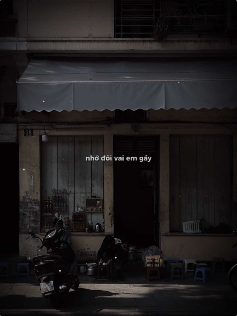 Nhớ đôi vai em gầy cô gái ấy ở dưới góc phố…#motngaybuon 