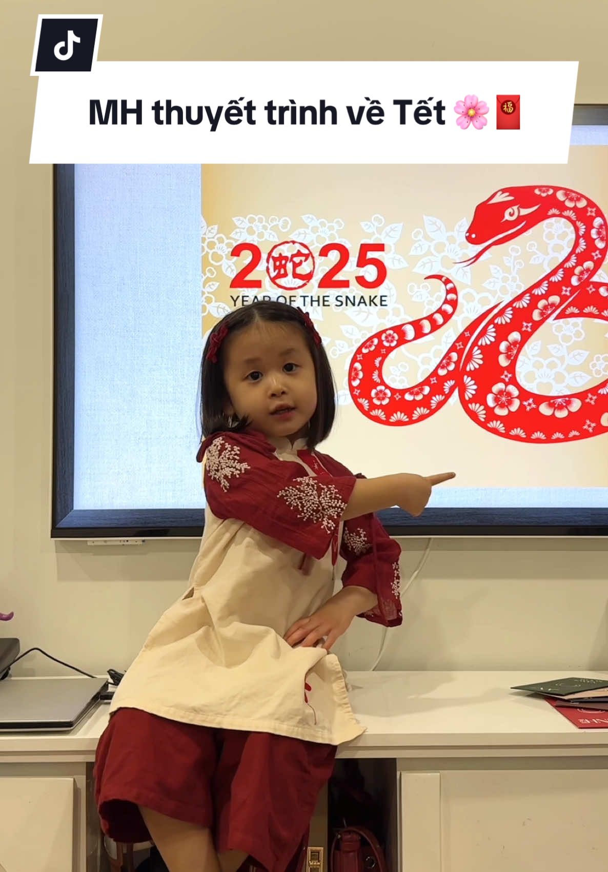 Ở nhà tập dượt các thứ okela xong đến buổi thuyết trình trên lớp thì lại đứng im 😂 #growwithminhee #MinHee #embénóitiếngAnh #fyp #xuhuong 