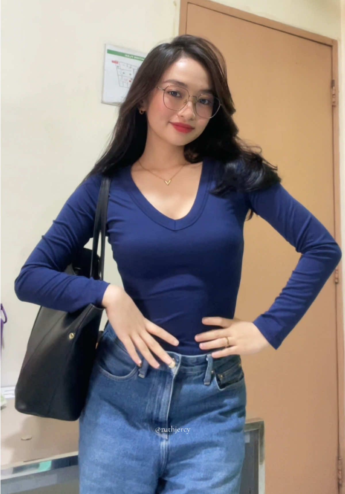 School fit inspo || brb getting this in all colors… #OOTD #fitcheck #meratop #outfitinspo #basic 