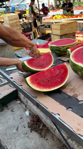 PRIMEIRO CORTE DA PICANHA KKKKKKKK #f #frutas #feira #vira #melancia 