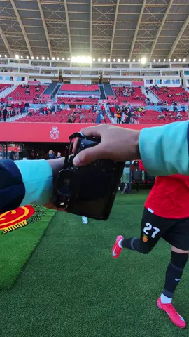 This is how the photographer of a professional football team works.