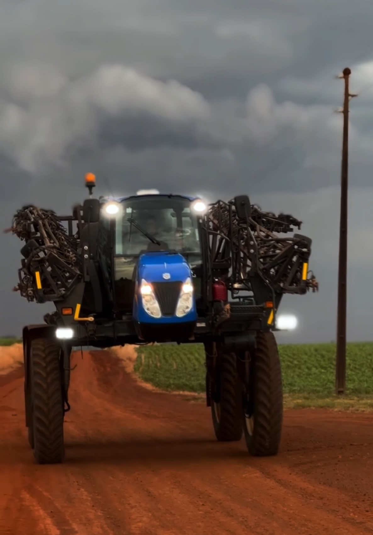 🤠   #agro #agricultura #maquinasagricolas #parana #matogrosso #brasil #combineharvester #colheitadeira #trator #tractor #agronaopara #madeinlida #madeinroça #éusguri #nalida #fazenda #farm #roça #agriculturelife #agroétop #vidanocampo #agronegocio #agronomia #paranaagricola 