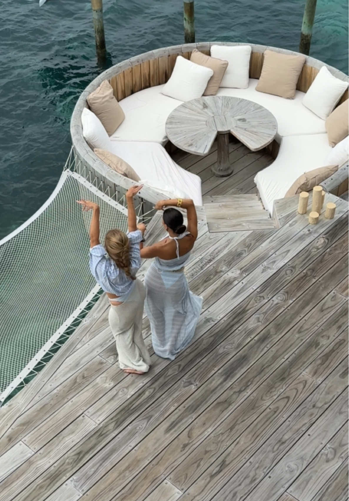 girls just being girls ✨ #maldives #dancingqueen #aesthetics #besties 