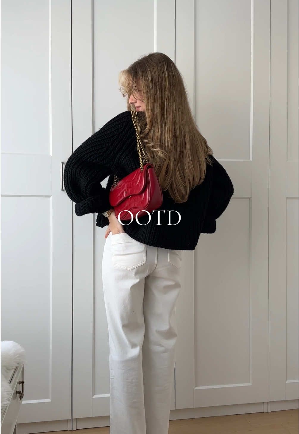 outfit of the day 🐈‍⬛ I did put on a light jacket and some ear warmers after but since the base was very winter friendly I wasn’t cold at all ❄️ Details: Tights and Sweater: @H&M  Jeans and Longsleeve: @GOELIA  Boots: @Pull&Bear  Bag: @JW PEI   #OOTD #outfitoftheday #winterlayers #layering #basicoutfit #dateoutfit #outfitideas #outfitinspo #outfits #winter #sweater #whitejeans #redbag #jwpei 