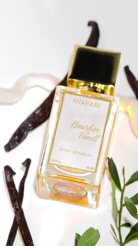 Bourbon Vanille – Ein Duft, der verführt Ein Duft, der die Sinne betört: Zarte Orangenblüte und Mandel verschmelzen mit der geheimnisvollen Tiefe von Rose und Tabak. Die Basis aus Bourbon-Vanille, Tonkabohne, Amyris und Ambra hüllt dich in eine warme, langanhaltende Aura. Perfekt für Momente, in denen du dich besonders fühlen willst.#fragrancetiktok #scentoftheday #dupeparfum #bdk #velvettonka 