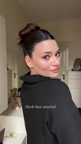 Sleek bun yokken ne yapıyorduk biz Ahahha 🥹♥️  Saçlarıma sprey sıkmak yerine saç kremi veya saç maskesi ile yapıp sonrasında eve gelip duş alıyorum hem bakım yapmış oluyorum hemde pürüzsüz bir saç ✨🫶🏻 #sleekbun #sleekbuntutorial #saçmodelleri #saçbakımı  #uzunsaç #saç #hair #hairtutorial 