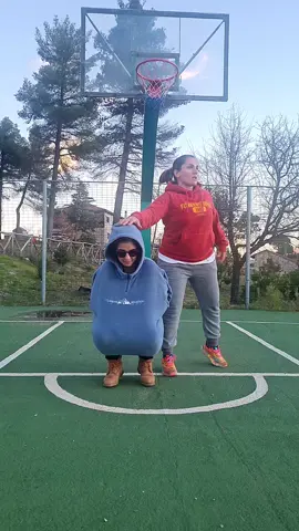 μετά τα ούζα το μπάσκετ παίζεται έτσι! @Georgia zozo #basketball #basket #basketballchallenge #fypage #fypageシ #fyp #tsafa_tsoufa #tiktok #games 