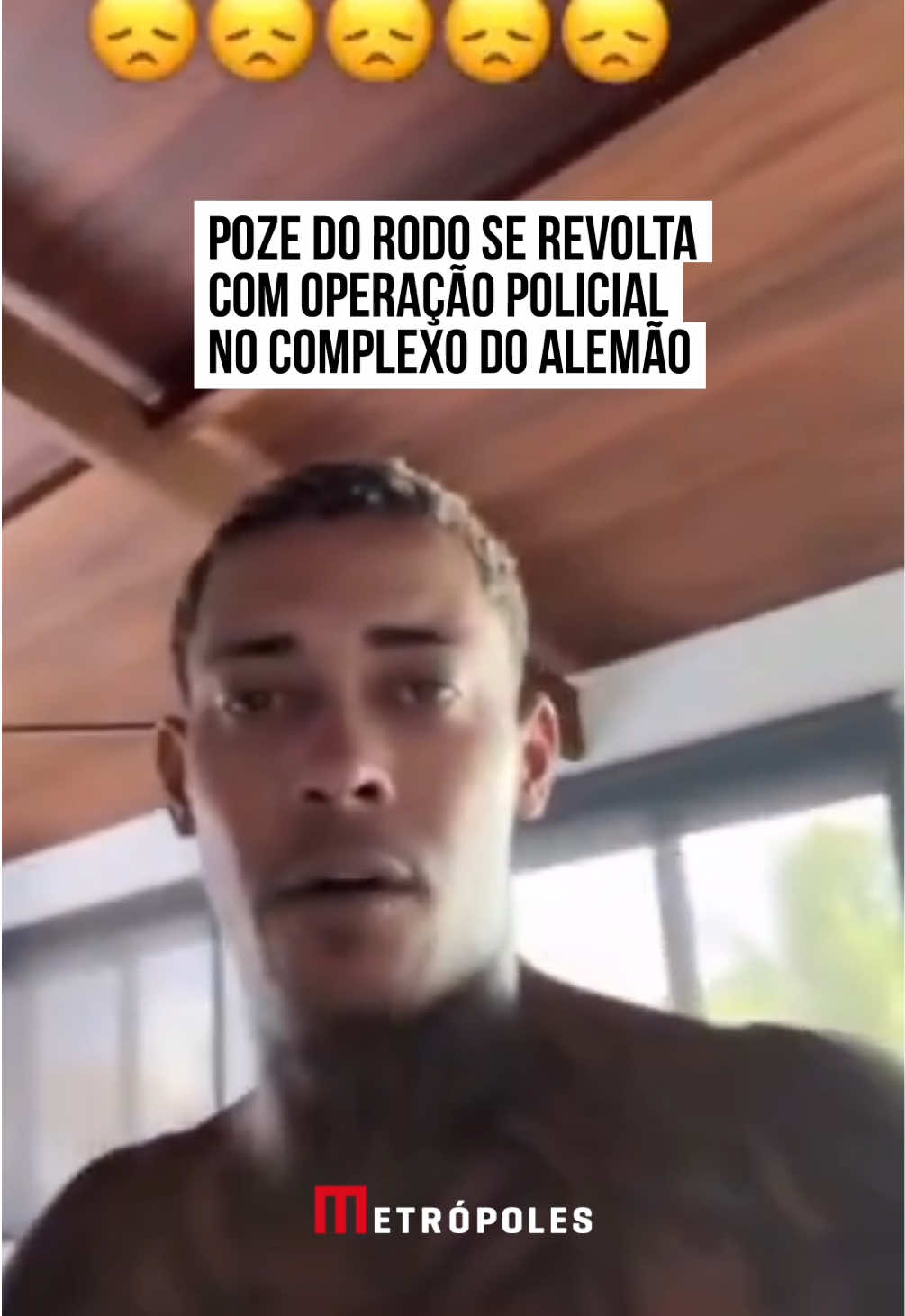 O funkeiro #Poze do Rodo usou as redes sociais para desabafar sobre uma operação #policial realizada pelas forças de segurança do #RiodeJaneiro na madrugada desta sexta-feira (24/1). O artista se revoltou com a m0rte de um morador, Carlos André Vasconcelos, atingido por uma b4la perdida. “Vocês não entendem a nossa revolta”, afirmou. “[Fui] no Complexo do Alemão entreguei mais de seis toneladas de alimentos pra rapaziada que precisa, qual a resposta do governo? A resposta é essa daí. A gente foi lá, operação”, disse Poze do Rodo, revoltado. “Aí morreu um jardineiro, trabalhador. Aí você vai fazer uma música em cima disso daí [e dizem] ‘Ah, tá fazendo apologia’. Apologia é o caralho, vocês não entendem a nossa revolta não”, ressaltou. “Vocês nunca passaram por nada dentro de uma comunidade, vocês ficam falando, mas nunca passaram perrengue na comunidade. Vocês não dirijam a palavra a mim quando eu me referir a favela”, seguiu o cantor no seu desabafo. Ainda no vídeo, Poze do Rodo afirmou que deixou a comunidade por conta da violência policial. “‘Tu fala que é cria, mas mora na Barra’, como é que eu não vou morar na Barra? Quer que meus filhos passem por essas coisas? Ficar tampando o ouvido? Quem faz isso é o próprio Estado, os cara quebra tudo com tiro. Sabe o que vai acontecer agora? Morador que não tem nem da onde tirar dinheiro, vai reformar seu barraco, sua casa, sua janela”, encerrou. #entretênews  