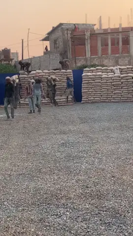 Nous distribuons des milliers de tonnes de ciments tous les jours dans tous les coins du Togo.la rapidité dans la livraison fait de nous le numéro 1.Qui parle de ciment parle de Tao 228
