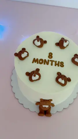 ✨ Baby’s 8-month milestone celebration! ✨ Mini Cake 🐻🎂 inspirado en tiernos ositos, perfecto para recordar cada momento especial. ¡Sweet, simple, and full of love! 💛 📍#MiamiCakes #MilestoneCake #MiniCakeLove #BabyMoments #BearTheme #CustomCakes #CakesOfInstagram #SweetMemories #CuteAndTiny #CelebrationVibes 💬 DM me para tu diseño personalizado! 🍼
