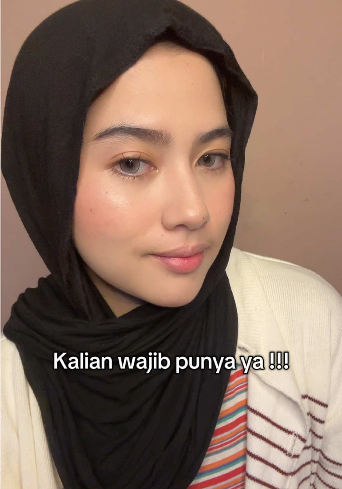 Kemana aja ya gue baru punya eyeshadow se praktis & secantik ini 🫠🤍 #eyeshadowpencil #umisseyeshadowpen 