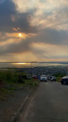 A happy place :) #fyp #wheninrizal #coffeeshop #aesthetic #citylights #sunset #angonorizal #kabeseracafe 