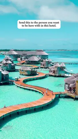 Share this video with the person you’d love to escape to a tropical paradise with! 🌴✨ 📍 Soneva Fushi, Maldives Overwater villas, pristine beaches, and a sustainable luxury concept make this resort one of the most beautiful places in the world. 🌊☀️ 📽️ @discover_soneva @adamrikys @momentsofgregory @adrian.baias #SonevaFushi #Maldives #TropicalParadise #Luxury #hotelsen 