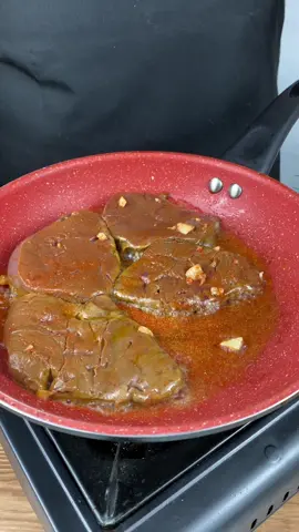 Fígado acebolado macio, suculento e muito fácil de fazer!