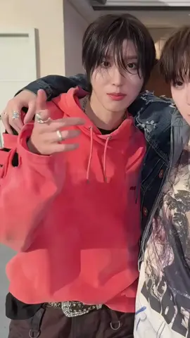 Ele me lembra o jisung #leeknccat #fyp #viral #fancam #juwang #kickflip @🐻 ᨵ ݁ ᴍᴀʜ ! ݂ ఌ 