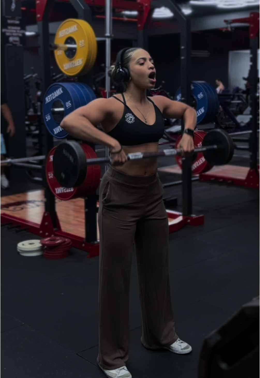 This song got me thinking should I workout or dance💀 The workout: •Barbell Upright Row   4x8-10reps •Lateral raise machine (or w/ dumbbell)  4x8-10reps (each side) •Shoulder press machine (or w/ dumbbells)  4x8-10reps #shoulderworkout #shoulder #aruba #rawfitness #gym #gymrat #gymmotivation #Fitness #creatorsearchinsights 