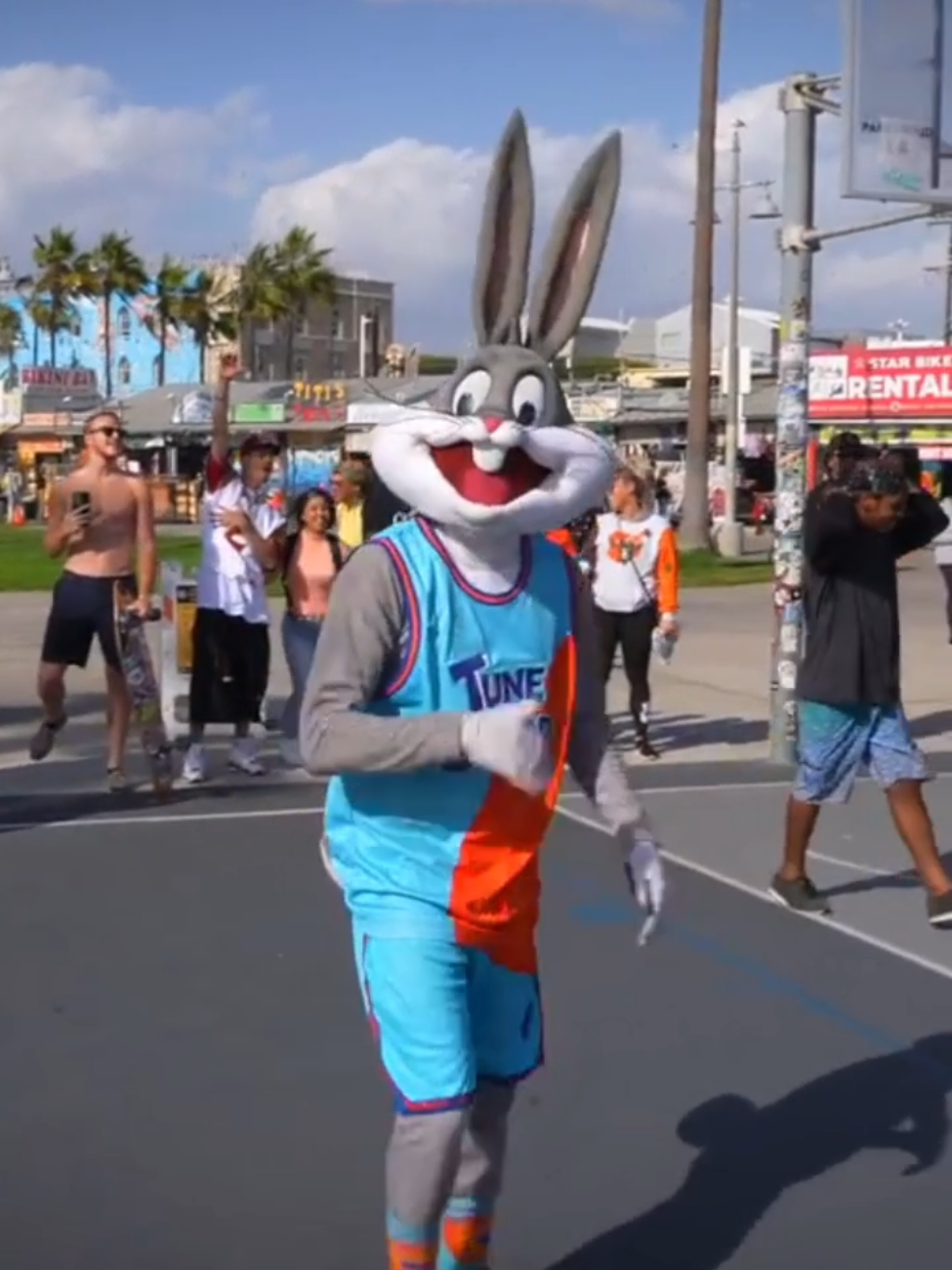 Bugs Bunny y el Pato Lucas en; Un duo sin igual. 🐰🫴🏻🏀💯 #Viral #basket #Bugs #professor #toonsquad #freestyle #spacejam  @Professor Live @Toon Squad. 🐰🫴🏀 @Toon Squad. 🐰🫴🏀 @Toon Squad. 🐰🫴🏀 