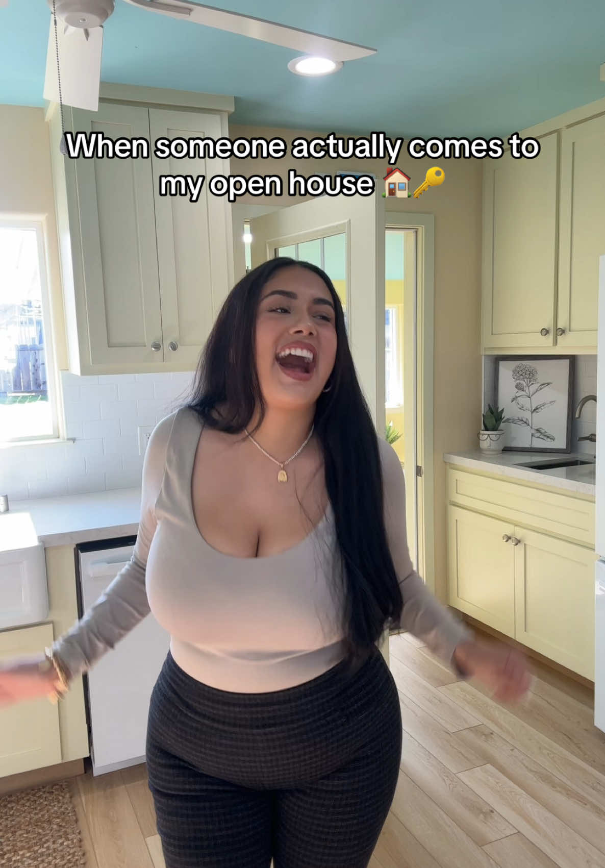 Did yall see the cute kitchen in the back ? 🏠🔑😍 #realestate #realtor #openhouse #newhome #newhomeowners #559 #centralvalley #homeimprovement #tularecounty #visalia 