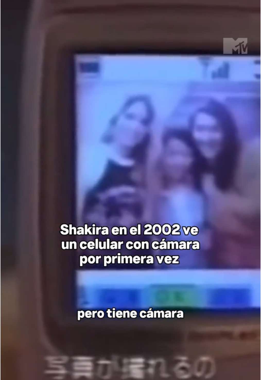 Shakira sorprendiéndose por un celular con cámara en 2002 me deja pensando en dos cosas: 1) la gente, que vivía sin hacerse selfies, 2) Shak es una referente hace MUCHOS AÑOS 🛐📱 Espero verlas en su show el 7 y 8 de marzo, LOBAS 🐺🇦🇷 #MTVMúsica #Shakira
