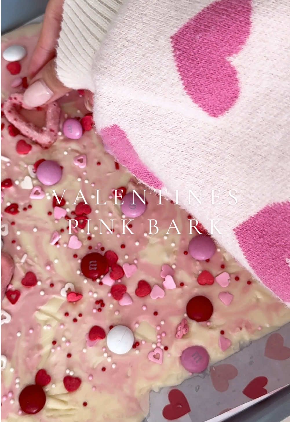 DIY pink chocolate bark 🎀 #pink #chocolatebark #DIY #chocolate #satisfying #vday #recipes #ValentinesDay #heart #aesthetic #galentines #girlythings #viral #asmr 