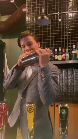 Er ikke bare bare å være i baren😂 #fyfææææn #fyp #fakeeverything #foryou #matheokahn #hermanformo #businesslinja 