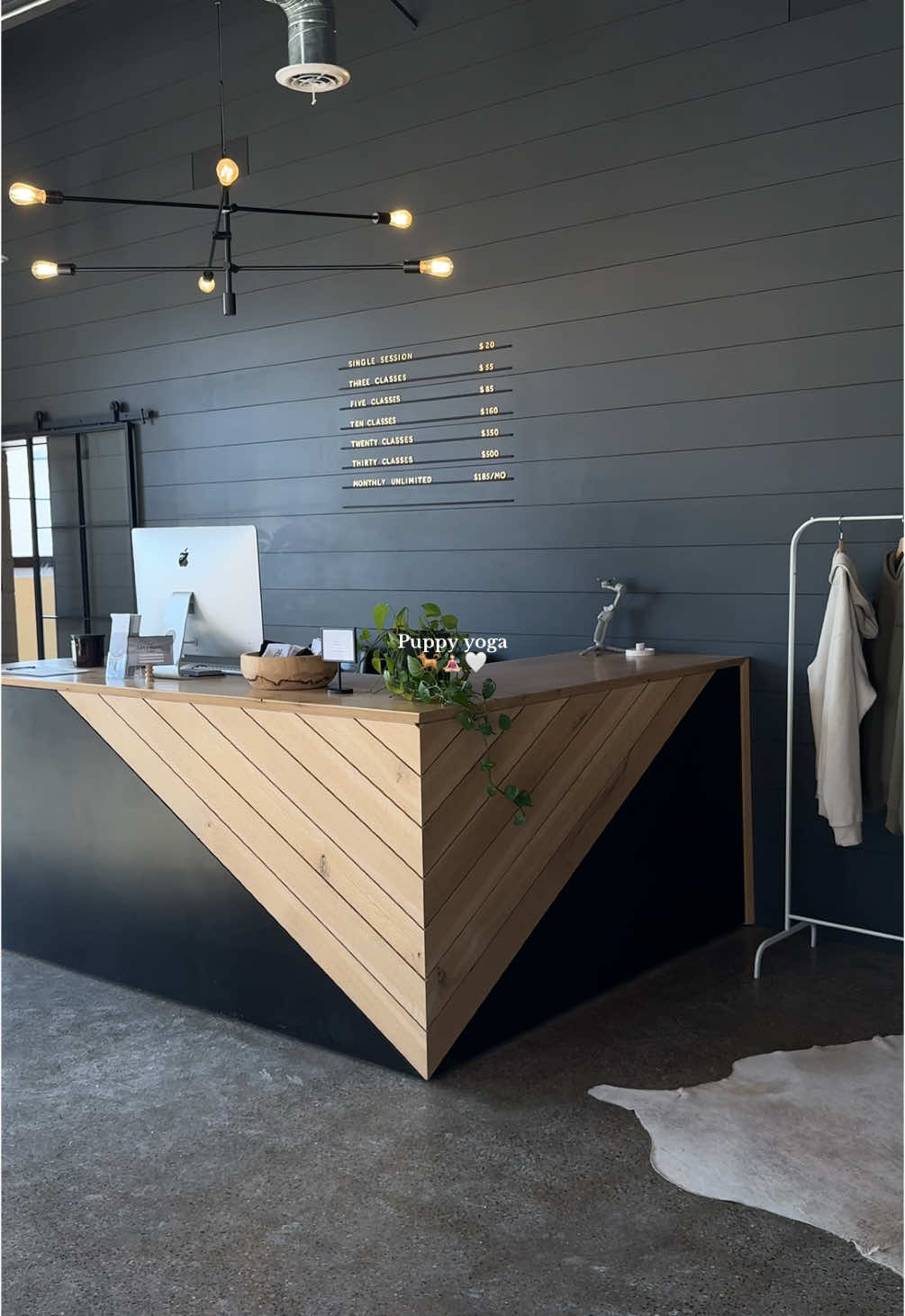 Your sign to go and do puppy yoga🤍🐾 @Ritaaaa  #puppy #yoga #puppyyoga #metrodetroit #thingstodo #fyp 