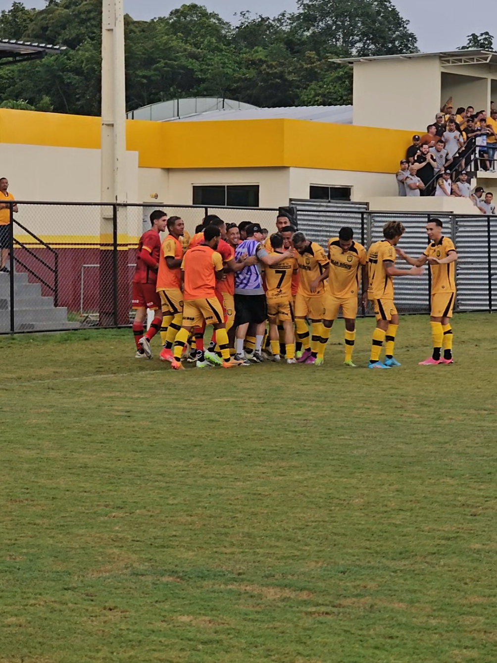 GOOOOOOOOL ÉÉÉ DO AMAZOOOOONAAAAS! EEEERMEEEEL! 🟡⚫️ 🏆 #Barezão2025 | rodada 1 🆚️ Amazonas 1-0 Sete ⚽️ @gustavoermel  🅰️ @raimarlopess  ⏰️ 3' do 2T #ÉAOnça #AMFC 