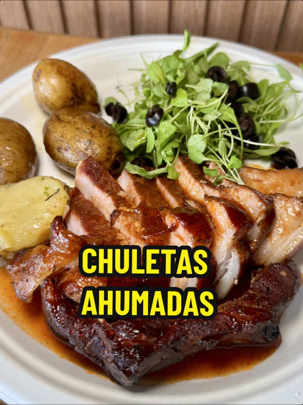 CHULETAS AHUMADAS  Llegó el verano y eso trae: reuniones, amigos y  asados! Invito a la familia o amigos y siempre trato de hacer más, para que me quede para la semana ( un ahumado sabe mejor días después 😅)  La cura del cerdo:  Con esta receta es para (marinar y preservar) piezas gruesas. no lo intentes con piezas delgadas!  Estas chuletas las dejé en la cura 1 hora!  Pero si quiero hacer bacon, agarro la lonja de panza de puerco y la dejo curando 24 horas, para luego ahumar.  Cura de cerdo: 10 libras de cerdo 2 lbs de sal 2 lbs de azúcar  1/4 taza de ajo en polvo  1/4 taza de paprika 1/4 taza de cebolla en polvo 1/4 taza de perejil seco y cilantro  Se ahúma el puerco por 1.5 horas entre 100 a 120 grados centígrados!  Papines en finas hierbas : Papines sancochados 5 dientes de ajo 4 talos de romero 4 tallos de tomillo 1/4 taza de cebollino  2 jugos de limón  1 cdta de pimienta roja 1 libra de mantequilla Sal al gusto  Salsa bbq de naranja 2 tazas de salsa bbq de tu preferencia 2 tazas de jugo de naranja  1/2 taza de azúcar morena  Ron al gusto  Y ya lo diste todo cocinado no te maltrates fregando! Y a nadie le gusta fregar en las reuniones por eso  usemos platos desechables con responsabilidad @hefty.latam Hefty Eco Save de venta en los supermercados de Panamá son: 🍃 100 % compostable 🍃 100 % Plant Based 🍃 0% PFDA (que son químicos sintéticos) 🍃 puedes meterlos al microondas 🍃 puedes ponerle un buen PLATAO como decimos los panameños. #platosdesechables #platoshefty #platoscompostables 
