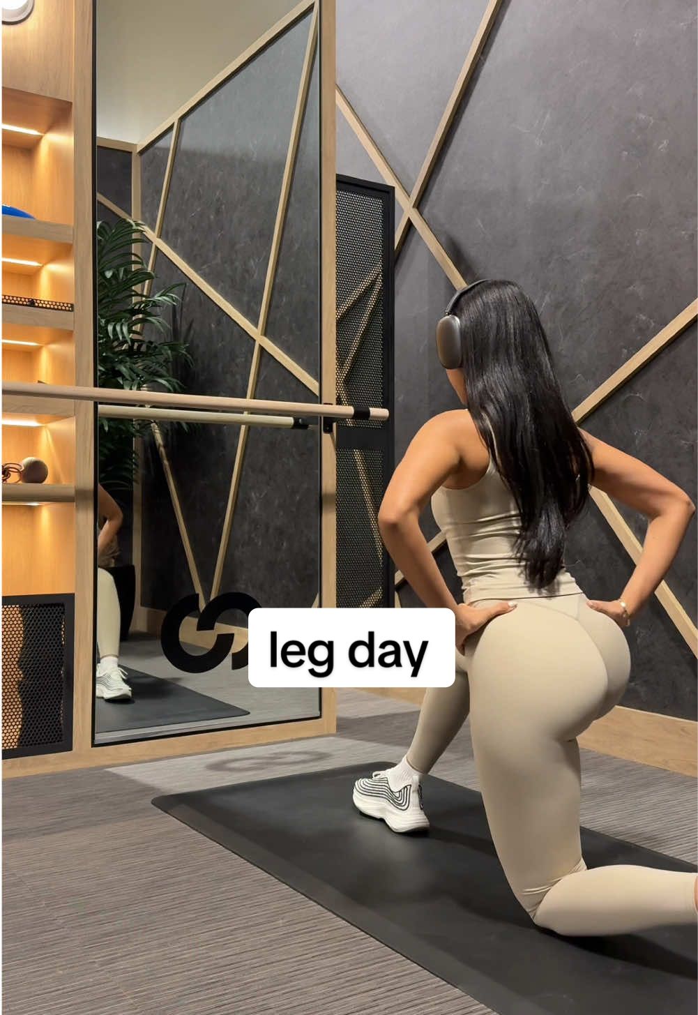 leg day ☁️ wearing @437 #legday #glutegrowth #glutesworkout 